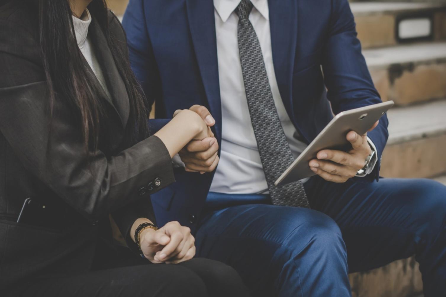 Sesión práctica donde instructor explica conceptos de presupuesto personal en pizarra