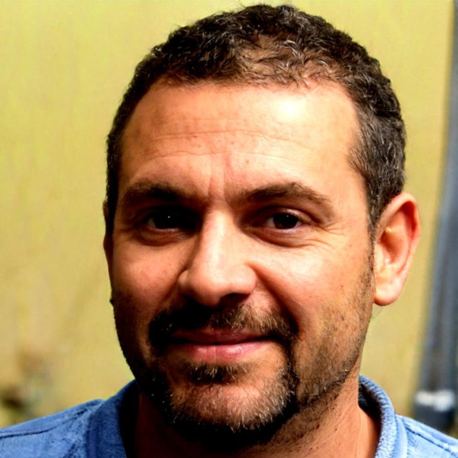 Retrato profesional de Emilio Herrera